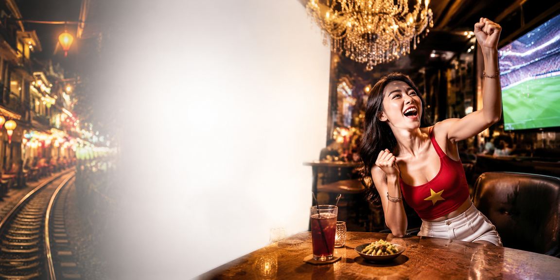 Người dùng Hà Nội vừa uống cà phê vừa xem kèo cá cược trực tuyến trên điện thoại